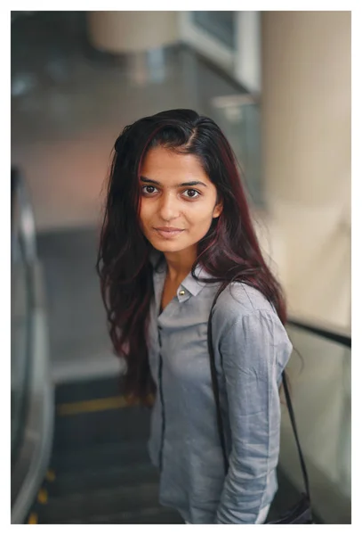 Retrato Una Joven India Pie Una Escalera Mecánica Casualmente Sonriendo —  Fotos de Stock