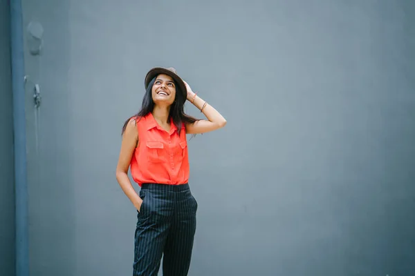 Retrato Una Joven Atractiva Estudiante Moda Asiática India Ella Sonríe — Foto de Stock