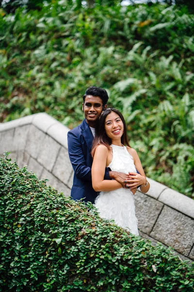 在亚洲 一个有吸引力的情侣在公园里站在一起 他们正在拍婚礼照片 一个是印度男人 另一个是中国女人 — 图库照片