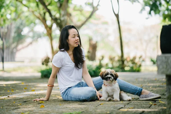 Porträt Einer Jungen Panasiatischen Frau Die Mit Ihrem Jungen Shih — Stockfoto