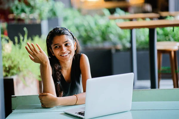 Retrato Franco Una Atractiva Joven Mujer Profesional Asiática India Que — Foto de Stock