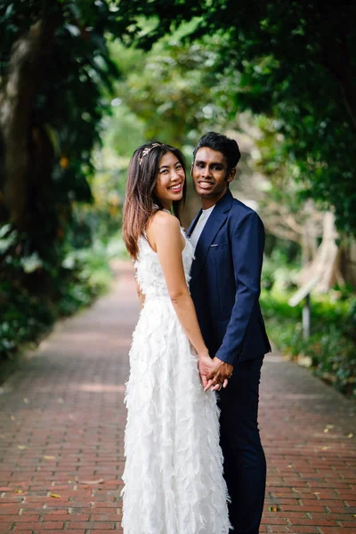 Porträt Eines Gemischtrassigen Paares Das Tagsüber Hochzeitsfotos Einem Schönen Park — Stockfoto