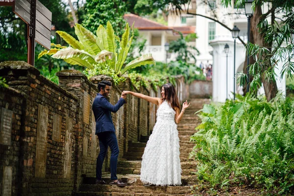 Sex Tussen Verschillendre Rassen Couple Indier Chinese Vrouw Poseren Voor — Stockfoto