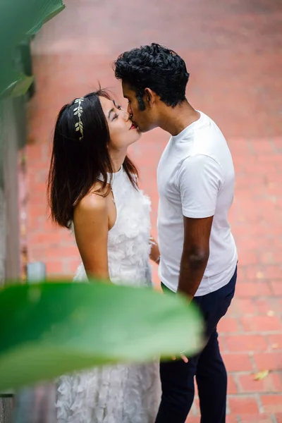 Kostým Indián Vášnivě Líbá Jeho Čínské Snoubence Pár Interracial Jsou — Stock fotografie
