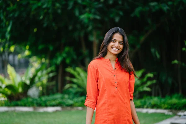 Retrato Una Atractiva Joven India Sonriendo Ella Está Pie Caminando — Foto de Stock