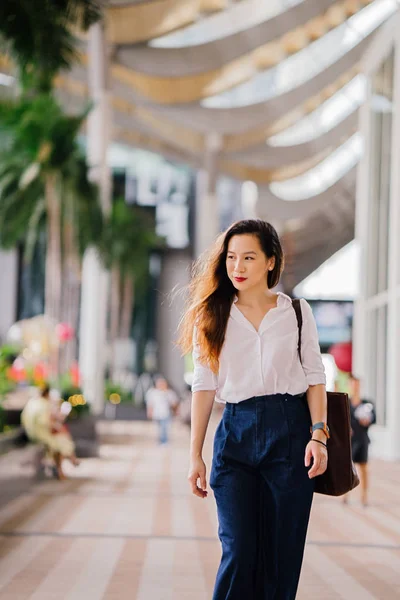 Portrait Une Jeune Dirigeante Asiatique Chinoise Singapourienne Marchant Extérieur Dans — Photo