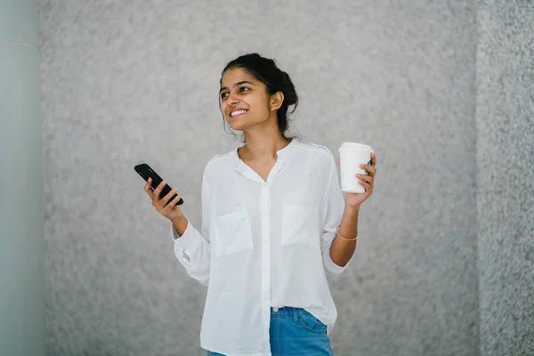 Привлекательная Молодая Индийская Азиатка Улыбающаяся Чашкой Кофе Телефоном — стоковое фото
