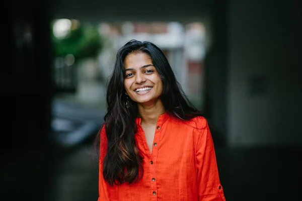 Mujer India Atractiva Joven Sonriendo Sobre Fondo Ciudad Lleva Traje — Foto de Stock