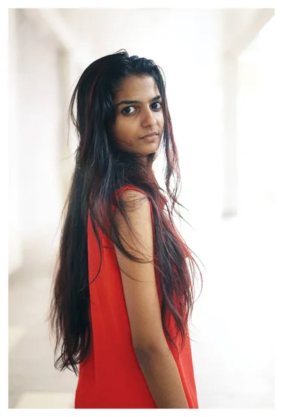 Portrét Mladé Indický Student Usmívající Kampus Univerzita Nebo Coworkingové Pozadí — Stock fotografie