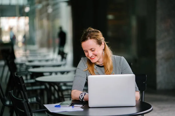 Joven Mujer Negocios Con Portátil — Foto de Stock