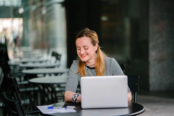 Joven Mujer Negocios Con Portátil — Foto de Stock