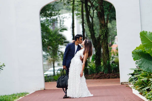 Porträt Eines Jungen Gemischtrassigen Paares Beim Heiraten Ein Indischer Mann — Stockfoto