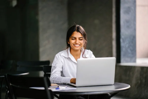 Giovane Donna Asiatica Indiana Sta Digitando Lavorando Computer Portatile Nel — Foto Stock