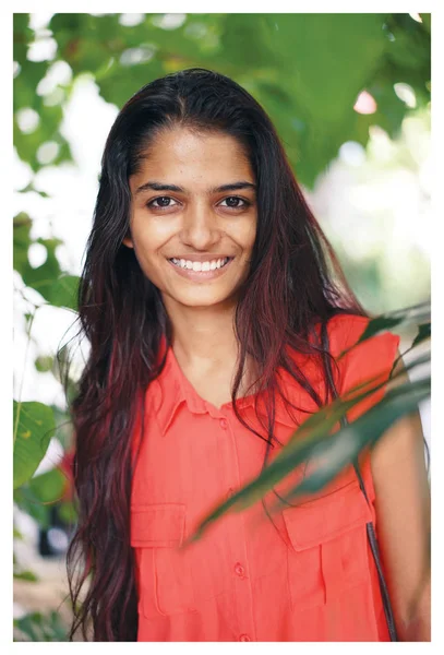 Portrét Mladé Atraktivní Indické Ženy Stojící Vedle Svěží Zelené Stromy — Stock fotografie
