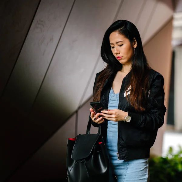 Retrato Una Joven Fotogénica Atractiva Asiática China Con Smartphone Mientras —  Fotos de Stock