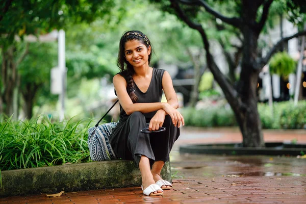 Mulher Asiática Indiana Atraente Jovem Turista Sentado Sombra Sob Árvores — Fotografia de Stock