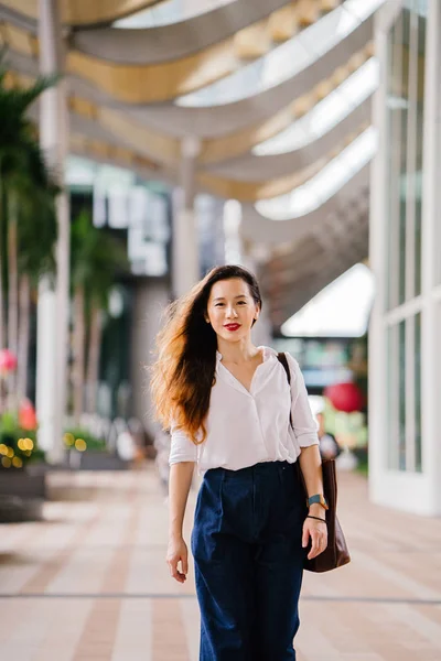 Portrait Une Jeune Dirigeante Asiatique Chinoise Singapourienne Marchant Extérieur Dans — Photo