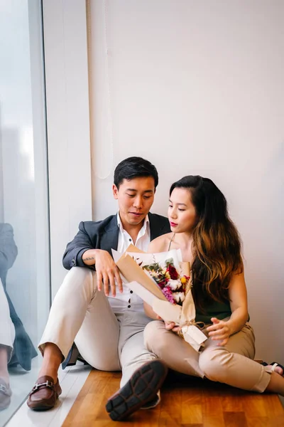 Retrato Casal Asiático Chinês Cingapuriano Com Flores — Fotografia de Stock