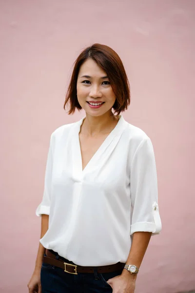 Stüdyo Düz Pembe Arka Plan Karşı Bir Çinli Asyalı Kadın — Stok fotoğraf