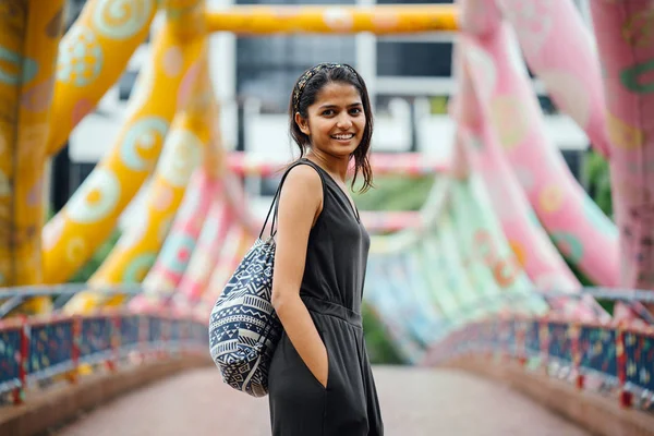 Joven Atractiva Turista India Asiática Cruzando Colorido Puente Largo Del — Foto de Stock