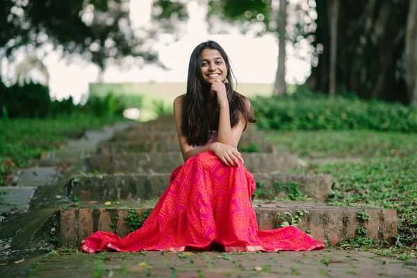 日公園でステップの上に座って魅力的な若いインド アジア の女性の肖像画 — ストック写真