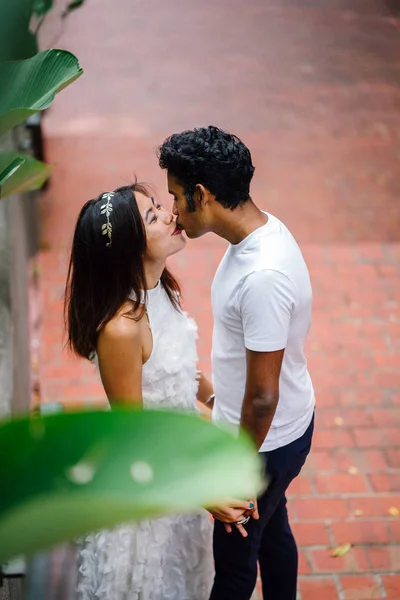 Kostým Indián Vášnivě Líbá Jeho Čínské Snoubence Pár Interracial Jsou — Stock fotografie