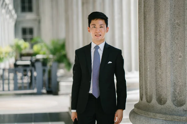 Portret Przystojny Młody Biznesmen Ubrany Oficjalne Garnitur Krawat Wygląda Silny — Zdjęcie stockowe