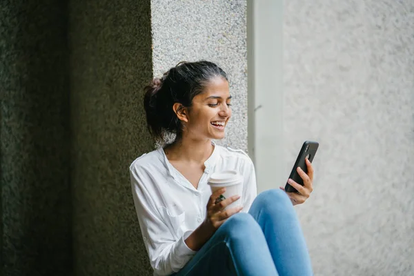 Приваблива Молода Індійська Азіатські Жінки Посміхаючись Чашкою Кави Телефон — стокове фото