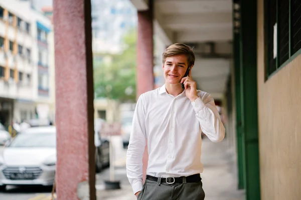 Retrato Jovem Caucasiano Sorrindo Ele Está Vestido Negócios Casuais Com — Fotografia de Stock