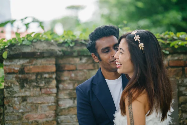 Casal Interracial Homem Indiano Mulher Chinesa Posar Para Foto Casamento — Fotografia de Stock