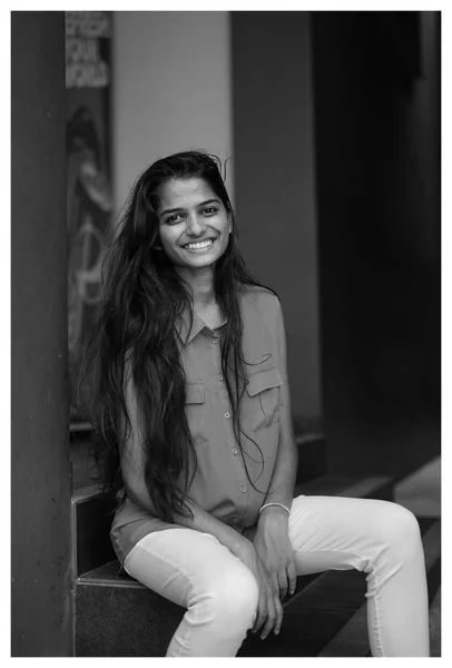 Zwart Wit Portret Van Jonge Aantrekkelijke Indiase Vrouw — Stockfoto