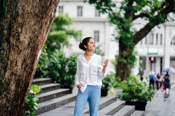 日にコーヒー カップを保持している笑みを浮かべて インドの若いアジア女性の肖像画 — ストック写真