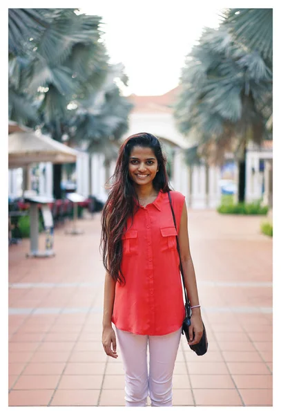 アジアの都市の通りに立っている若いインド人女性観光客の肖像画 — ストック写真