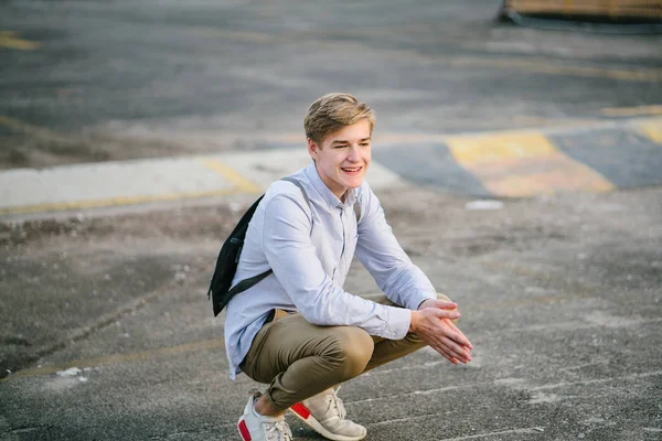 genç ve çekici beyaz bir portresi beyaz adam (turist veya öğrenci) gündoğumu veya günbatımı Asya'da gülümseyerek. O gülümsüyor ve rahat.