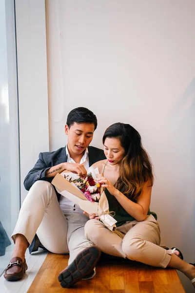 Retrato Casal Asiático Chinês Cingapuriano Com Flores — Fotografia de Stock