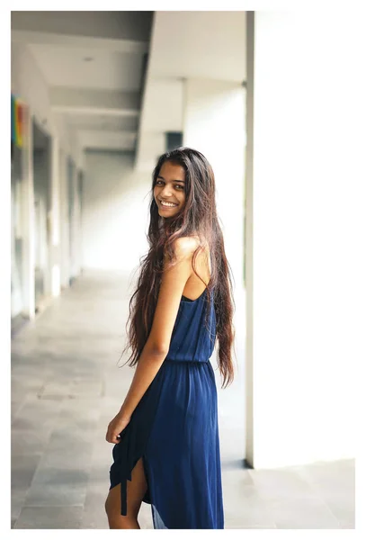 Una Joven Atractiva Mujer India Con Elegante Vestido Azul Camina — Foto de Stock