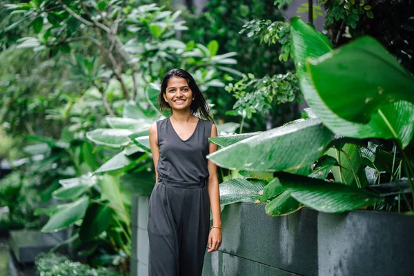 Retrato Sincero Una Joven India Pie Exuberante Jardín Verde Ella — Foto de Stock