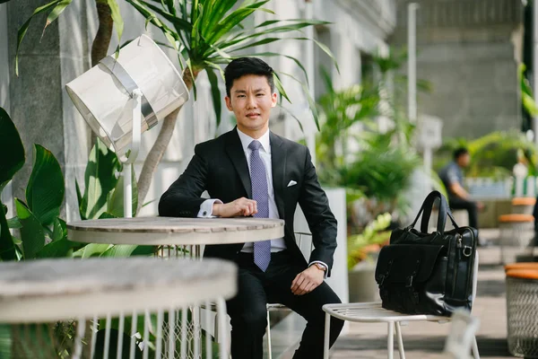 Portret Van Aziatische Man Café Dag Hij Professioneel Gekleed Een — Stockfoto