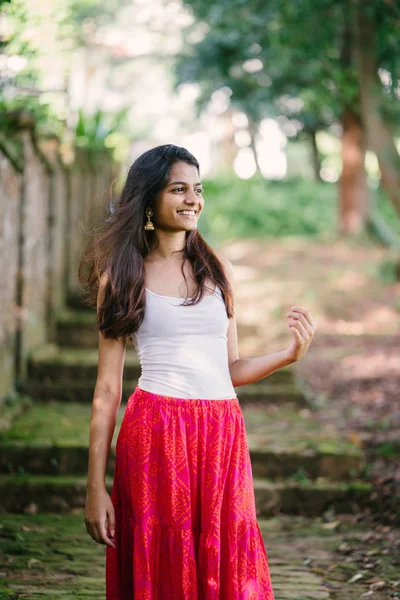 Retrato Atractiva Joven India Asiática Mujer Parque Día —  Fotos de Stock