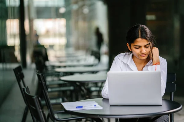 Joven India Mujer Asiática Está Escribiendo Trabajando Ordenador Portátil Día — Foto de Stock