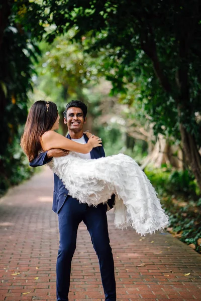 Interracial Jegyespár Vesznek Részt Esküvői Fényképeket Egy Park Szingapúr Egy — Stock Fotó