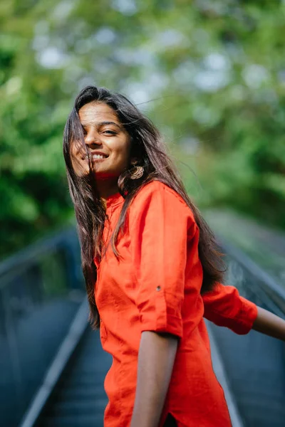 Retrato Mujer India Atractiva Joven Pie Parque Con Edificio Fondo — Foto de Stock