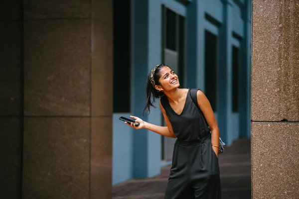 Portrét Mladé Atraktivní Indické Asijské Ženy Stojící Slunci Tmavém Pozadí — Stock fotografie