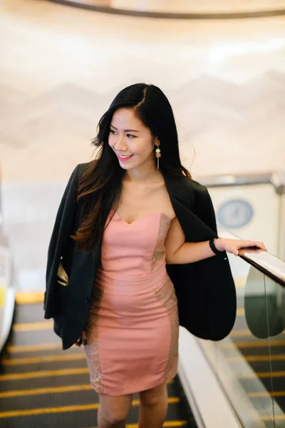 Стильная Модная Молодая Китайская Азиатка Эскалаторе Ней Красивое Розовое Платье — стоковое фото