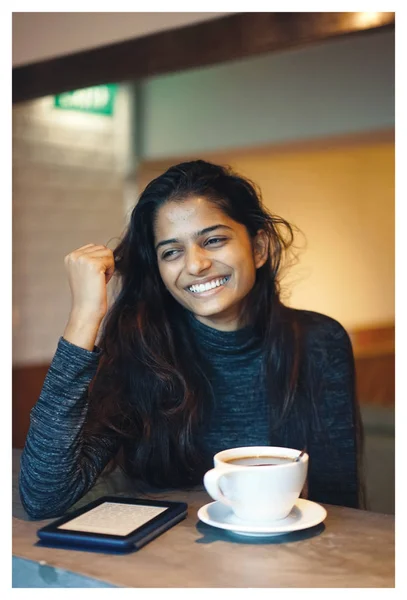 Retrato Una Joven Atractiva Elegante Mujer India Asiática Café Cálido —  Fotos de Stock