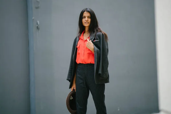 Portrait Une Femme Asiatique Indienne Mode Sur Fond Gris Uni — Photo