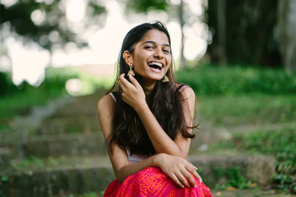 Retrato Una Atractiva Joven Mujer India Asiática Sentada Parque Durante —  Fotos de Stock