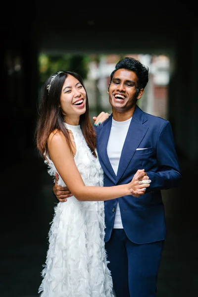 Retrato Jovem Casal Interracial Casando Homem Indiano Sua Esposa Chinesa — Fotografia de Stock