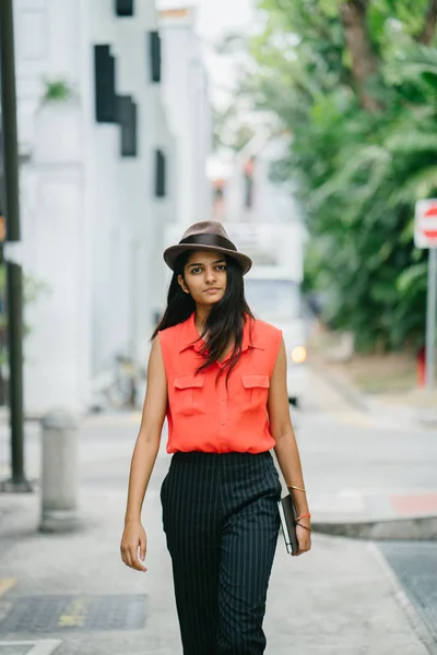 Porträt Eines Jungen Indischen Asiatischen Models Mit Fedora Hut Das — Stockfoto