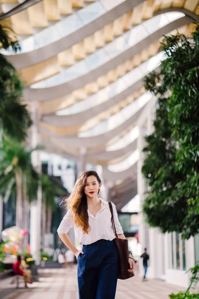 Πορτρέτο Του Ένα Στέλεχος Νέοι Σιγκαπούριος Κινέζικα Ασιατική Γυναίκα Περπάτημα — Φωτογραφία Αρχείου